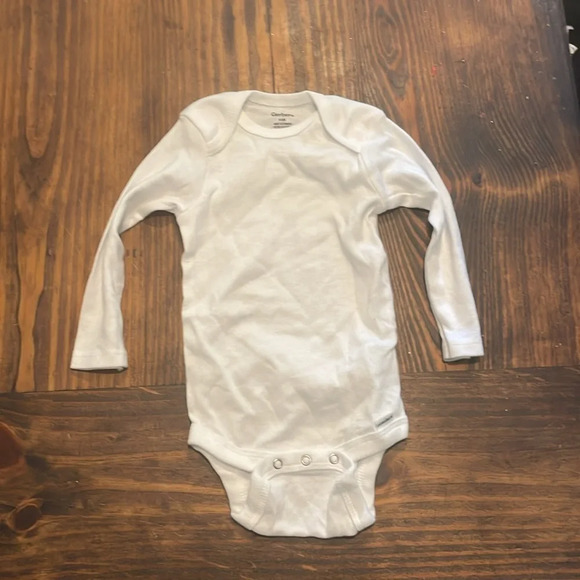 Assorted Onesie Bundle size 6-9M - Picture 2 of 5